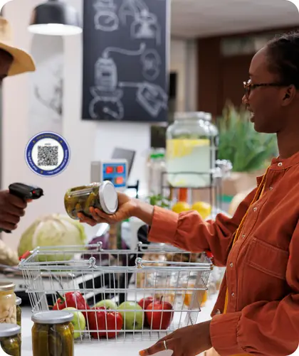 Une cliente réglant ses achats auprès d’un commerçant dans une épicerie
